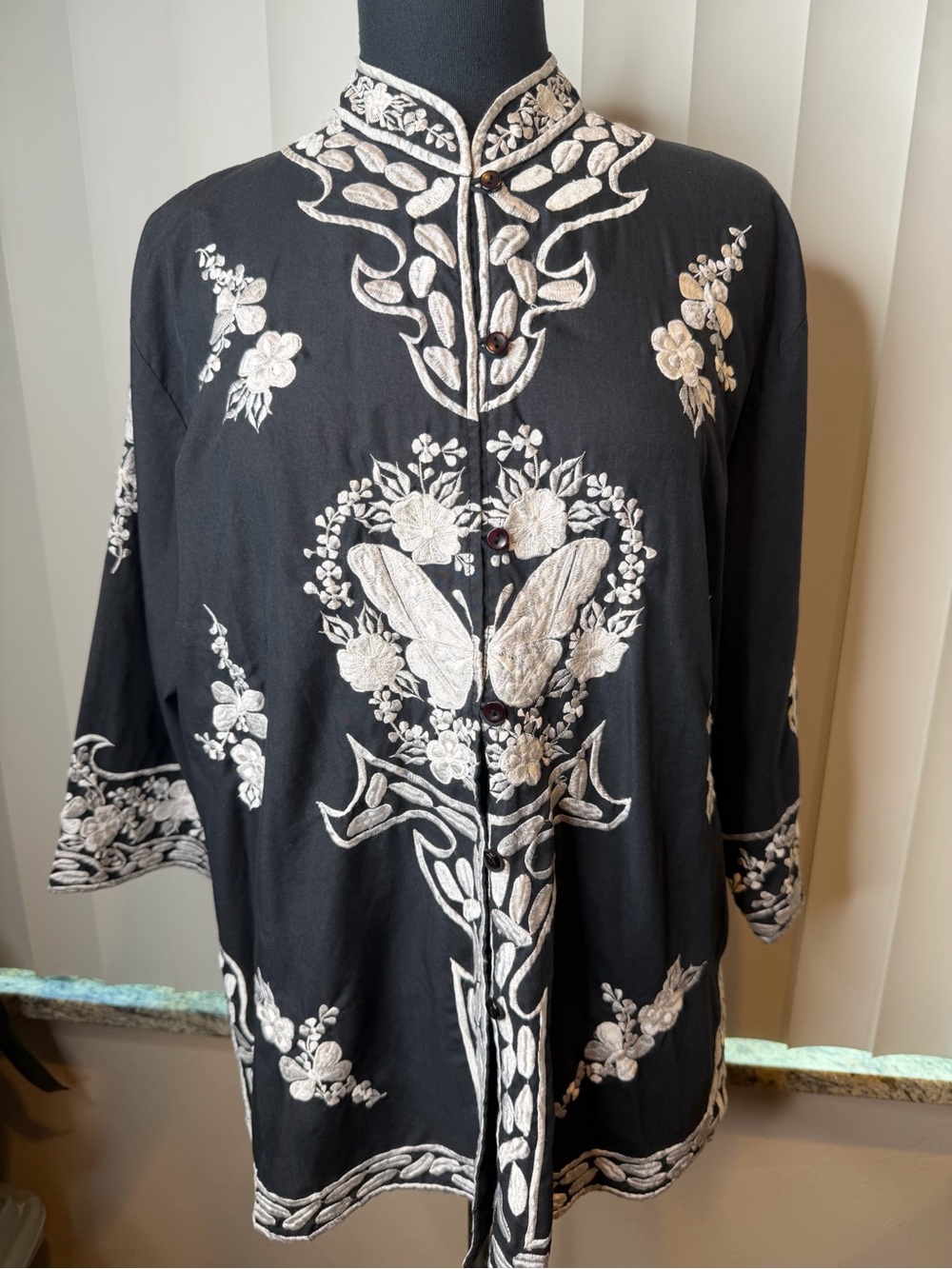 Caro of Honolulu Black Embroidered Mandarin Collar Tunic White Floral SZ 16